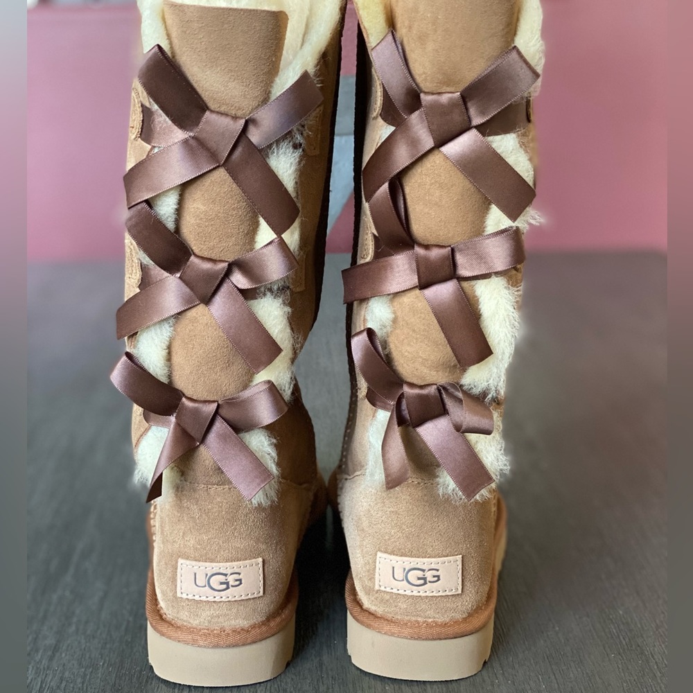 UGG Bailey Bow II in Chestnut